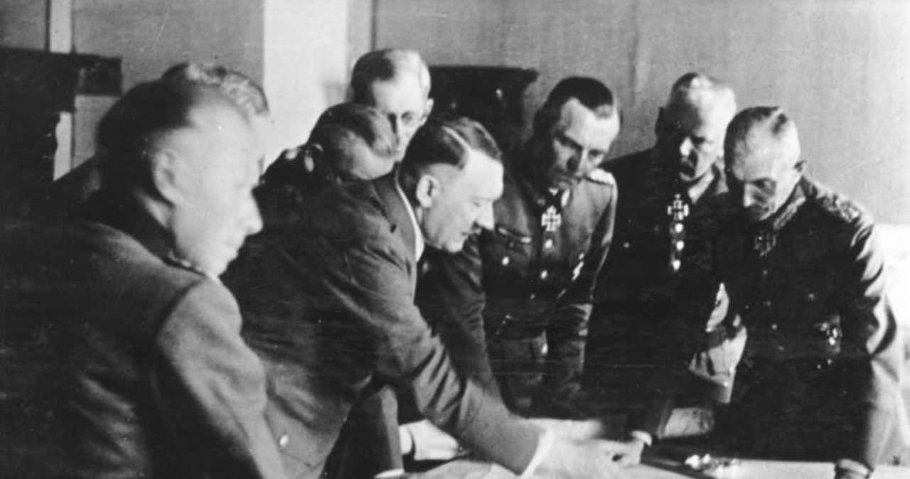 Adolf Hitler z oficerami sztabu Grupy Armii "Południe" w lipcu 1942 roku /Bundesarchiv/CC-BY-SA 3.0 /domena publiczna