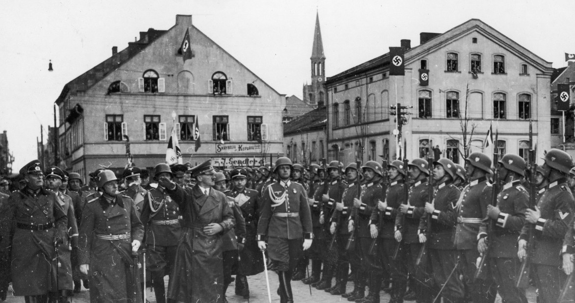 Adolf Hitler z współpracownikami na Placu Teatralnym w Kłajpedzie. Obok idą Wilhelm Keitel (1. z lewej) i Heinrich Himmler (za Keitlem) /Z archiwum Narodowego Archiwum Cyfrowego