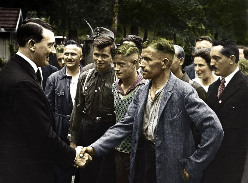 Adolf Hitler żegna się z pracownikami fabryki Siemensa po swoim przemówieniu /East News
