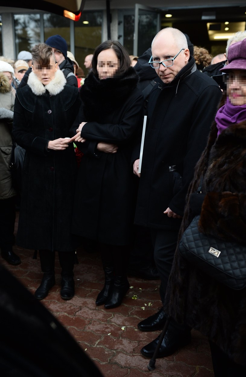 Adopotowana córka Julia (pierwsza od lewej) i Kuba Sienkiewicz na pogrzebie Krystyny Sienkiewicz /Jarosław Antoniak /MWMedia