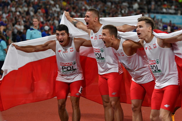 Adrian Brzeziński, Przemysław Słowikowski, Patryk Wykrota i Dominik Kopeć cieszą się z brązowego medalu / 	Adam Warżawa    /PAP