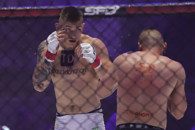 Adrian "Medusa" Salamon (po lewej) podczas gali FAME MMA 4 /Tomasz Kudala /Reporter