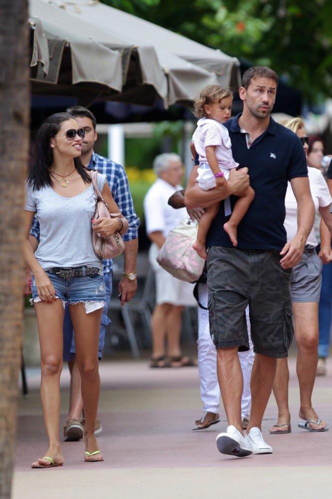 Adriana z mężem i córeczką /- /East News