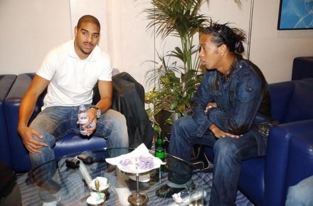 Adriano i Ronaldinho lubią wspólnie pobalować /AFP