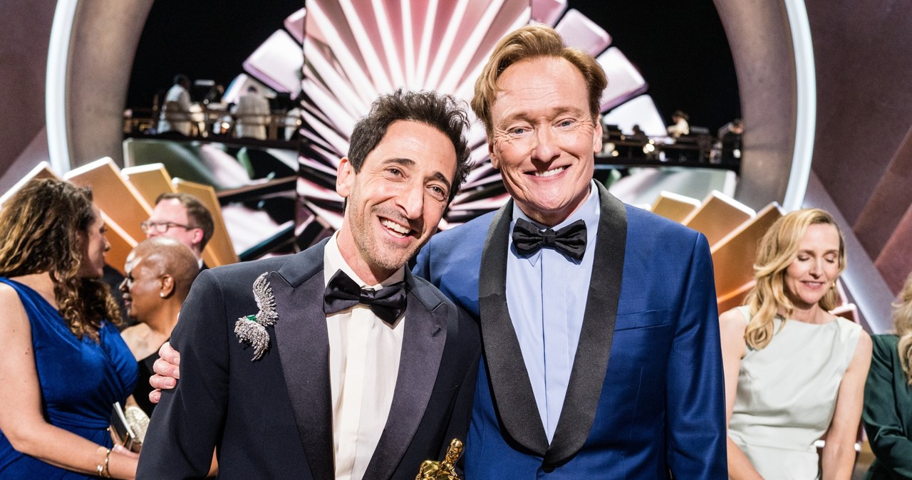 Adrien Brody i Conan O'Brien podczas 97. ceremonii rozdania Oscarów /John Shearer/97th Oscars / Contributor /Getty Images