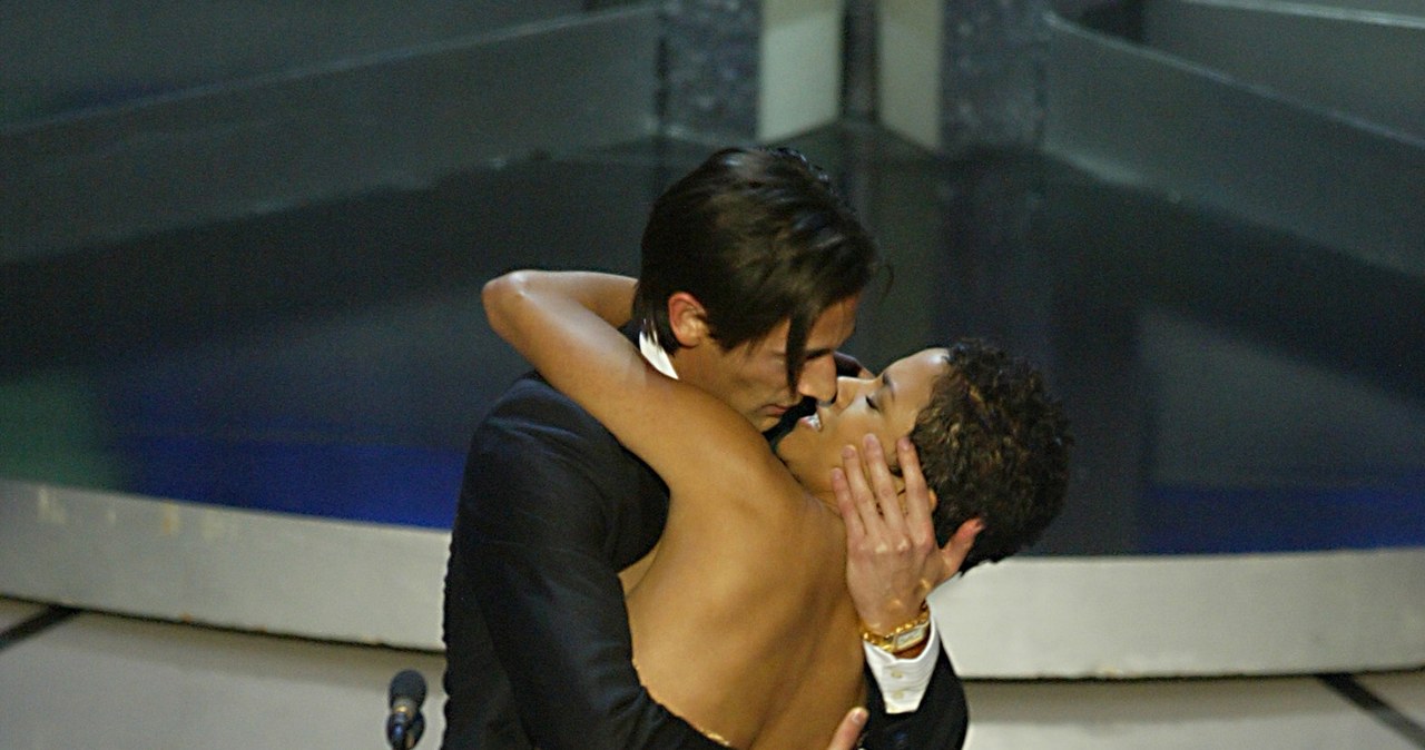 Adrien Brody i Halle Berry podczas 75. rozdania Oscarów w 2003 roku /Brian Vander Brug / Contributor /Getty Images