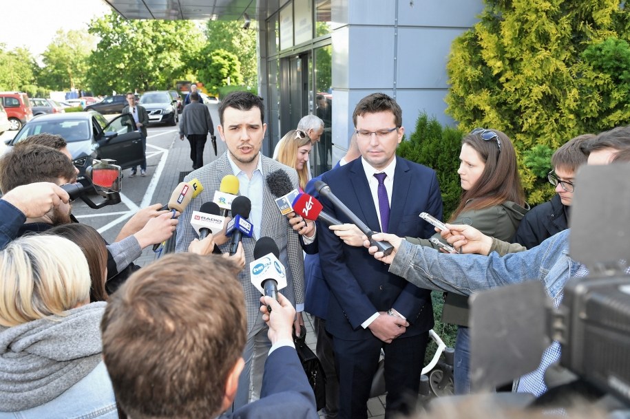 Adwokaci Mateusz Chlebowski (L) i Łukasz Śliwa (P) reprezentujący kard. Gulbinowicza /Jan Karwowski /PAP