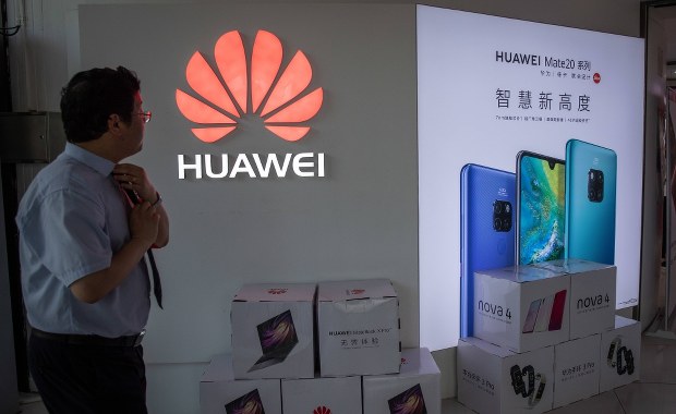 Afera Huawei: Polak podejrzany o szpiegostwo na rzecz Chin opuszcza areszt