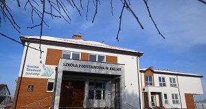 Afera o krzyż w szkolnym śmietniku. Nauczycielka wraca do pracy