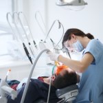 Afera w Czechach. Leczyli zęby bez uprawnień, a wiedzę zdobywali w sieci