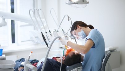 Afera w Czechach. Leczyli zęby bez uprawnień, a wiedzę zdobywali w sieci