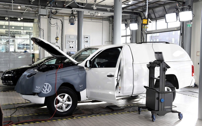 Afera wokół emisji spalin przez auta Volkswagena trwa nadal /AFP