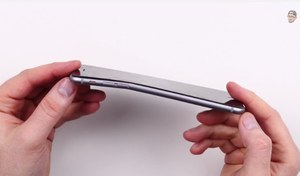 Afera z iPhone 6 Plus - smartfon łatwo zmienia kształt?
