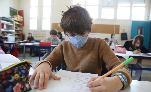 Afera z maseczkami w Belgii. Nie można ich prać w proszku 