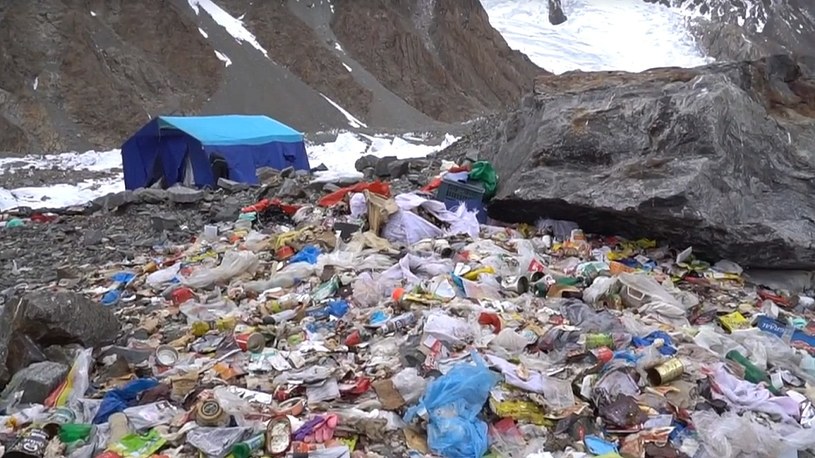 Afera z polskimi alpinistami, którzy zostawili góry śmieci na stokach K2 /Geekweek