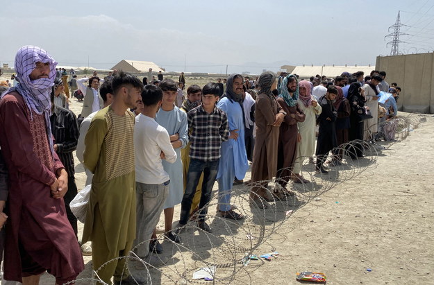 Afgańczycy czekają na ewakuację na lotnisku w Kabulu, stolicy Afganistanu /STRINGER /PAP/EPA