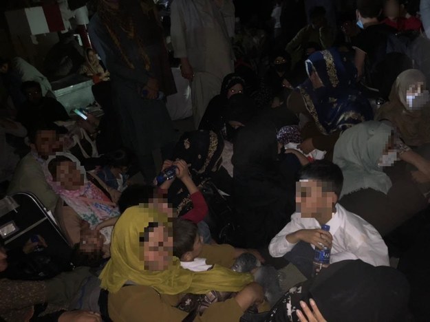 Afgańczycy czekający na możliwość wyjazdu ze swojego kraju. /