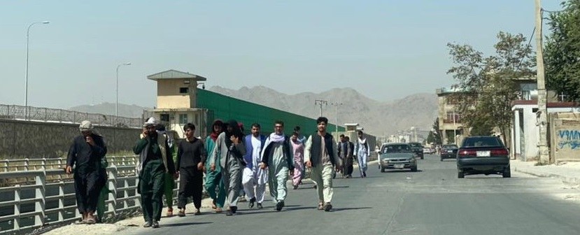 Afgańczycy idą w kierunku lotniska w Kabulu /STRINGER /PAP/EPA