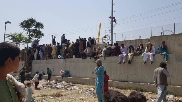 Afgańczycy, którzy chcą uciec z kraju, udają się na lotnisku w Kabulu /AA/ABACA /PAP/Abaca