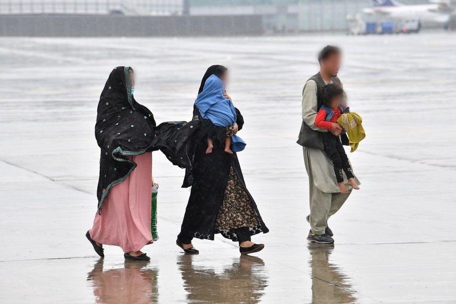 Afgańczycy, którzy przylecieli do Warszawy poprzednim samolotem (23.08) /Radek Pietruszka /PAP