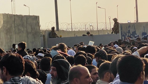 Afgańczycy próbują dostać się na międzynarodowe lotnisko Hamida Karzaja, aby uciec z kraju /STRINGER /PAP/EPA