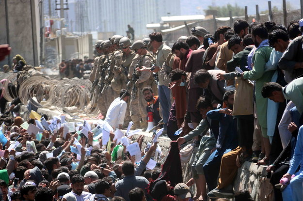 Afgańczycy próbujący dotrzeć do żołnierzy, aby pokazać im dokumenty umożliwiające ucieczkę z kraju /AKHTER GULFAM /PAP/EPA