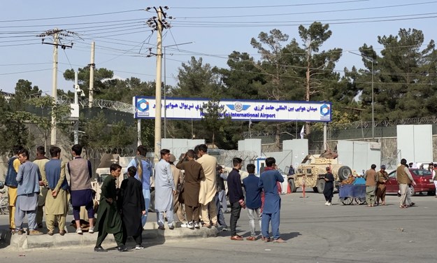 Afgańczycy przed lotniskiem w Kabulu /STRINGER /PAP/EPA
