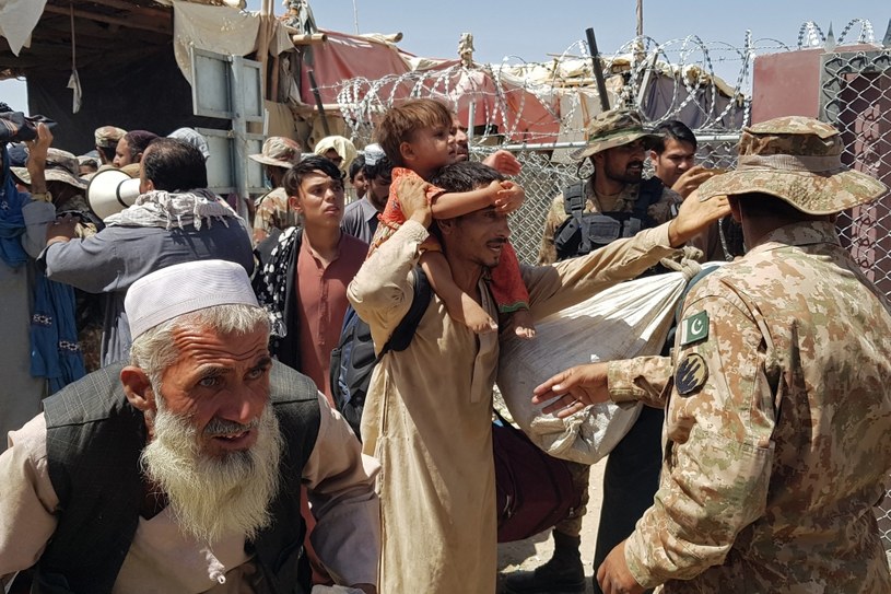 Afgańczycy uciekają z kraju /AFP