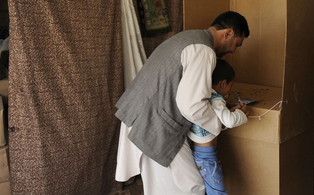Afgańczyk oddaje głos w wyborach prezydenckich /JAWAD JALALI /PAP/EPA