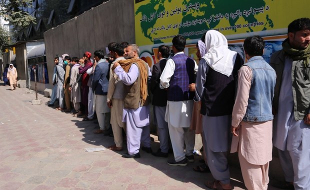 Afganistan: Klienci banków panikują, branża finansowa w "uścisku kryzysu"