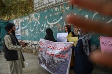 Afganistan: Protest kobiet talibowie rozpędzili strzałami w powietrze