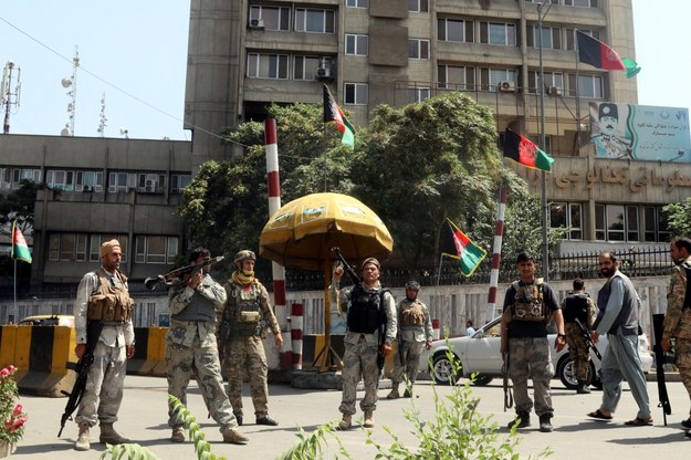 Afgańscy urzędnicy bezpieczeństwa stoją na straży w punkcie kontrolnym w Kabulu w Afganistanie /STRINGER /PAP/EPA