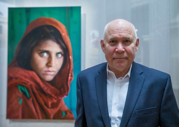 "Afgańska dziewczyna" i autor zdjęcia Steve McCurry /STEPHANIE LECOCQ  /PAP/EPA