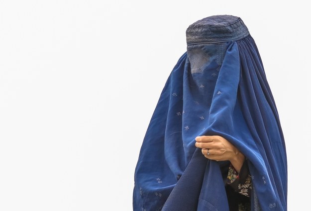 Afgańska kobieta w burce /HEDAYATULLAH AMID /PAP/EPA