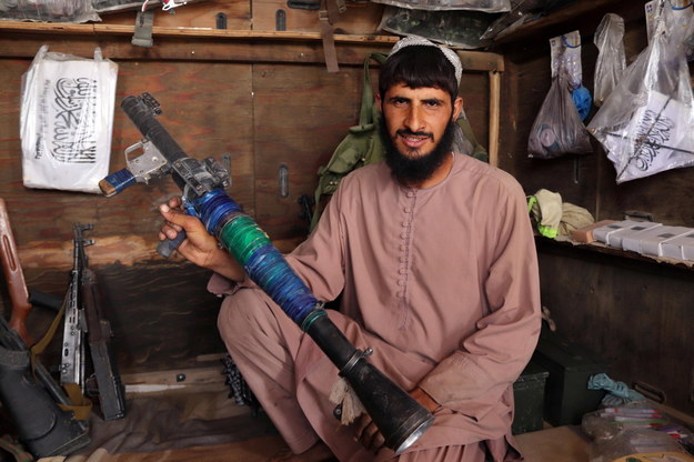 Afgański handlarz bronią w swoim sklepie w prowincji Kandahar /STRINGER /PAP/EPA