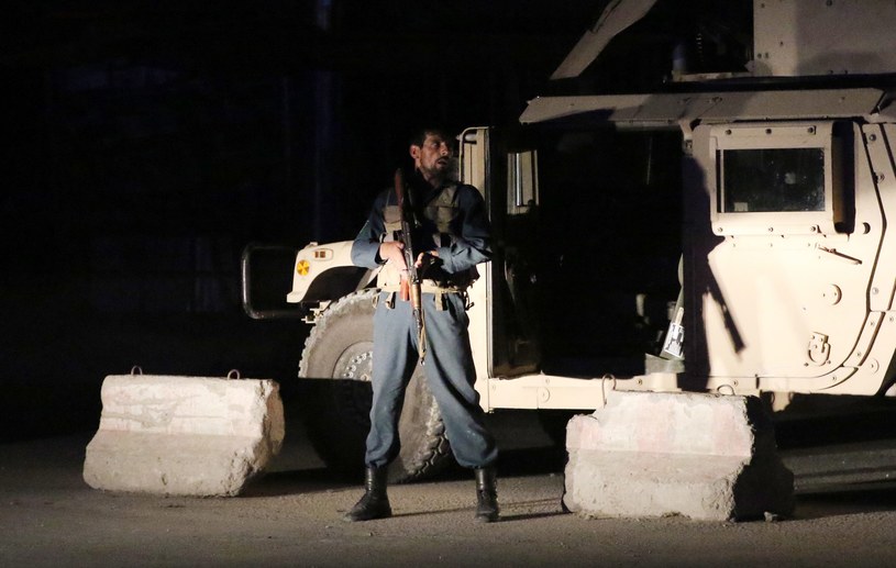 Afganski żołnierz na trasie wiodącej do zaatakowanego hotelu /HEDAYATULLAH AMID /PAP/EPA