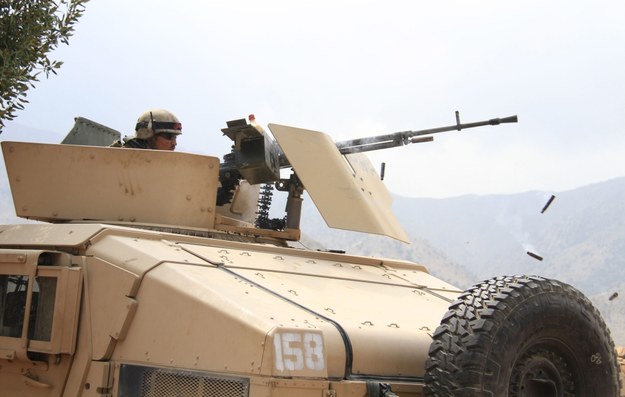 Afgański żołnierz ostrzeliwuje pozycje talibów /GHULAMULLAH HABIBI /PAP/EPA