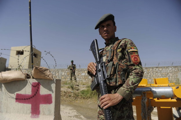 Afgański żołnierz przed bazą w Kabulu /PAP/EPA/JAWAD JALALI /PAP/EPA
