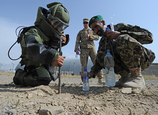 Afgański żołnierz, ubrany w specjalnym strój ochronny, uczy się rozbrajać ładunki wybuchowe /AFP