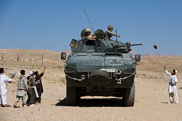 Afgańskie dzieci w ogóle nie boją się żołnierzy /fot. Adam Roik/Combat Camera DOSZ /