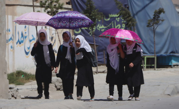 Afgańskie dziewczynki idą do szkoły w Kabulu /STRINGER /PAP/EPA