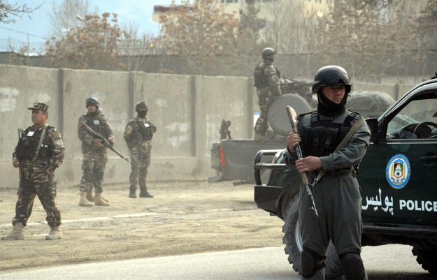 Afgańskie wojsko przed pensjonatem /PARWIZ SABAWOON /PAP/EPA