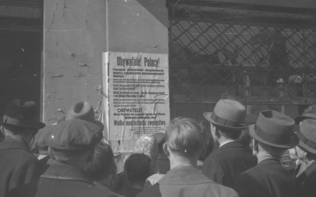 Afisz na ścianie budynku informujący o zakończeniu II wojny światowej i wielkiej manifestacji zwycięstwa na placu Wolności w Łodzi 8 maja 1945 roku /CAF /PAP