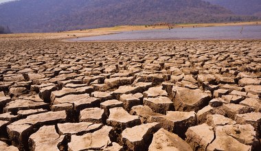 Afryka wysycha i dosłownie pęka na pół przez małą ilość wody w jeziorach 