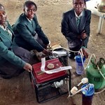 Afrykańskie nastolatki stworzyły generator na mocz