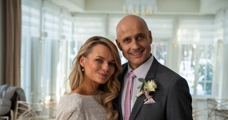 Agata (Emilia Komarnicka) i Rafał (Robert Koszucki) zdecydują się na szybki i bardzo kameralny ślub /Źródło: AIM