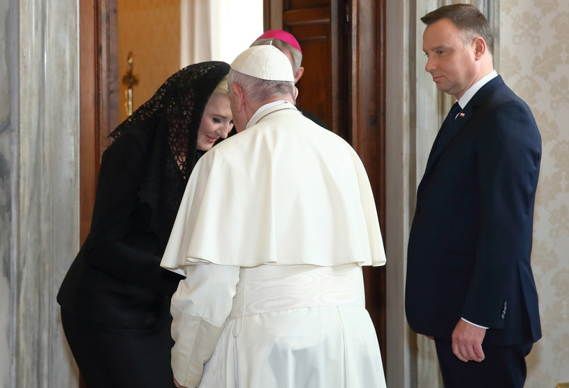 Agata i Andrzej Dudowie z papieżem Franciszkiem /Grzegorz Galazka /East News