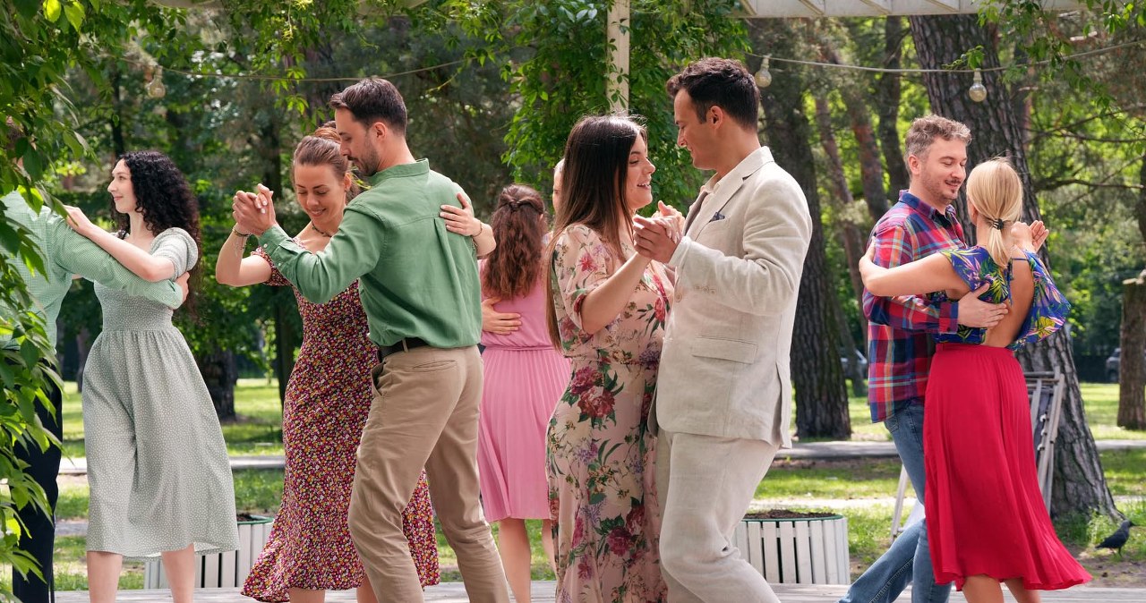 Agata i Cezary będą tańczyć w parku tango /Źródło: AIM