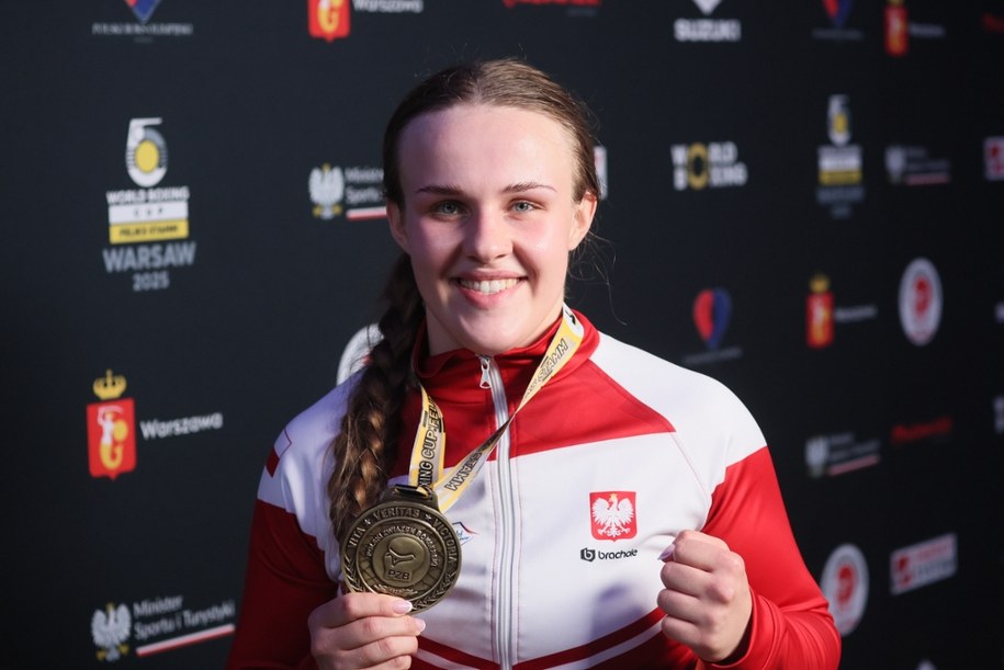 Agata Kaczmarska ze złotym medalem w kategorii +80kg zdobytym podczas bokserskiego 40. Memoriału im. Feliksa Stamma w Warszawie /Leszek Szymański /PAP