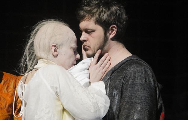 Agata Kulesza i Tomasz Schuchardt w spektaklu "Mary Stuart" /AKPA